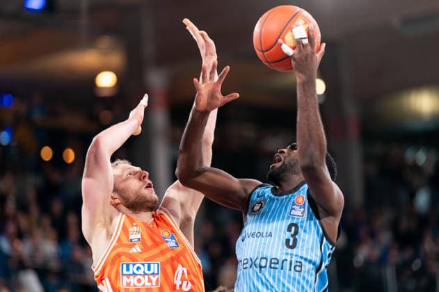 Osaro Rich (Veolia Towers Hamburg, 03) beim Korbleger, Christian Sengfelder (Ratiopharm Ulm, 43), GER, Veolia Towers Hamburg vs Ratiopharm Ulm, Basketball, Bundesliga, Spieltag 16, Saison 2025 2026, 18.01.2026 GER, Veolia Towers Hamburg vs Ratiopharm Ulm, Basketball, Bundesliga, Spieltag 16, Saison 2025 2026, 18.01.2026 Hamburg Copyright: xEibner-Pressefoto MaxxVincenx EP_MVN
