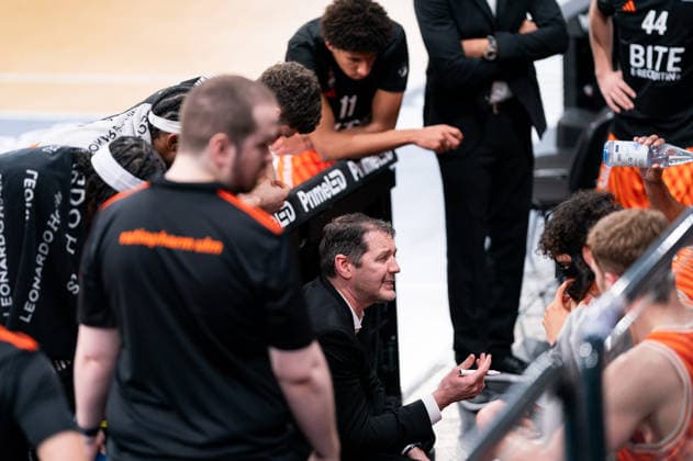 Ty Harrelson (Ratiopharm Ulm, Trainer) Timeout Auszeit, GER, Veolia Towers Hamburg vs Ratiopharm Ulm, Basketball, Bundesliga, Spieltag 16, Saison 2025 2026, 18.01.2026 GER, Veolia Towers Hamburg vs Ratiopharm Ulm, Basketball, Bundesliga, Spieltag 16, Saison 2025 2026, 18.01.2026 Hamburg Copyright: xEibner-Pressefoto MaxxVincenx EP_MVN