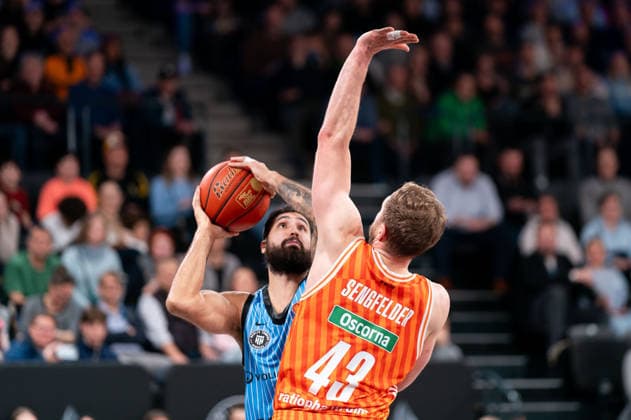 Martin Breunig (Veolia Towers Hamburg, 13) beim Korbleger gegen Christian Sengfelder (Ratiopharm Ulm, 43), GER, Veolia Towers Hamburg vs Ratiopharm Ulm, Basketball, Bundesliga, Spieltag 16, Saison 2025 2026, 18.01.2026 GER, Veolia Towers Hamburg vs Ratiopharm Ulm, Basketball, Bundesliga, Spieltag 16, Saison 2025 2026, 18.01.2026 Hamburg Copyright: xEibner-Pressefoto MaxxVincenx EP_MVN