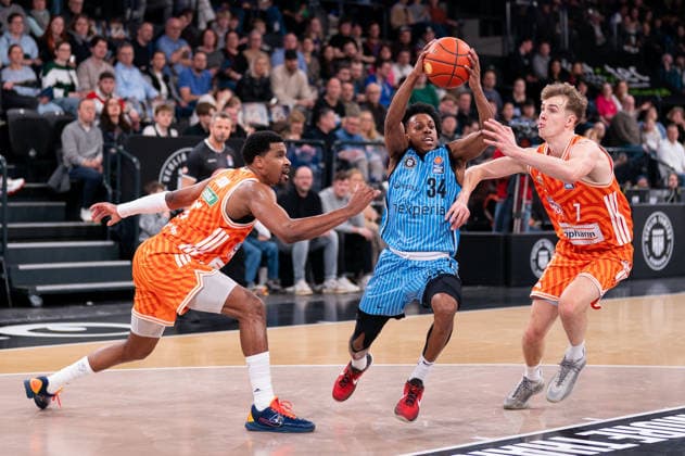 Ross Williams (Veolia Towers Hamburg, 34) im Dribbling gegen Justin Simon (Ratiopharm Ulm, 15), Tobias Jensen (Ratiopharm Ulm, 07), GER, Veolia Towers Hamburg vs Ratiopharm Ulm, Basketball, Bundesliga, Spieltag 16, Saison 2025 2026, 18.01.2026 GER, Veolia Towers Hamburg vs Ratiopharm Ulm, Basketball, Bundesliga, Spieltag 16, Saison 2025 2026, 18.01.2026 Hamburg Copyright: xEibner-Pressefoto MaxxVincenx EP_MVN