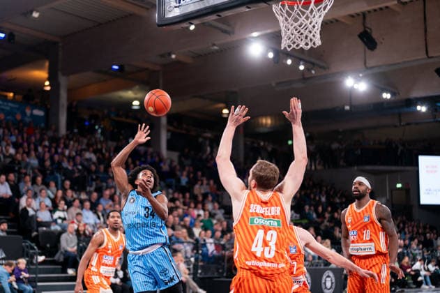 Ross Williams (Veolia Towers Hamburg, 34) beim Wurf, Christian Sengfelder (Ratiopharm Ulm, 43), GER, Veolia Towers Hamburg vs Ratiopharm Ulm, Basketball, Bundesliga, Spieltag 16, Saison 2025 2026, 18.01.2026 GER, Veolia Towers Hamburg vs Ratiopharm Ulm, Basketball, Bundesliga, Spieltag 16, Saison 2025 2026, 18.01.2026 Hamburg Copyright: xEibner-Pressefoto MaxxVincenx EP_MVN