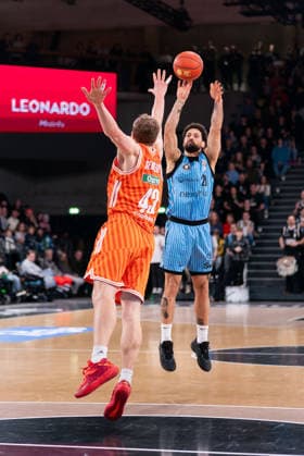 Devon Daniels (Veolia Towers Hamburg, 21) beim Wurf, Christian Sengfelder (Ratiopharm Ulm, 43), GER, Veolia Towers Hamburg vs Ratiopharm Ulm, Basketball, Bundesliga, Spieltag 16, Saison 2025 2026, 18.01.2026 GER, Veolia Towers Hamburg vs Ratiopharm Ulm, Basketball, Bundesliga, Spieltag 16, Saison 2025 2026, 18.01.2026 Hamburg Copyright: xEibner-Pressefoto MaxxVincenx EP_MVN