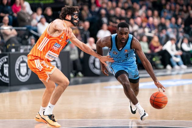 Osaro Rich (Veolia Towers Hamburg, 03) im Dribbling gegen Alec Anigbata (Ratiopharm Ulm, 21), GER, Veolia Towers Hamburg vs Ratiopharm Ulm, Basketball, Bundesliga, Spieltag 16, Saison 2025 2026, 18.01.2026 GER, Veolia Towers Hamburg vs Ratiopharm Ulm, Basketball, Bundesliga, Spieltag 16, Saison 2025 2026, 18.01.2026 Hamburg Copyright: xEibner-Pressefoto MaxxVincenx EP_MVN