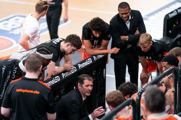 Ty Harrelson (Ratiopharm Ulm, Trainer) Timeout Auszeit, GER, Veolia Towers Hamburg vs Ratiopharm Ulm, Basketball, Bundesliga, Spieltag 16, Saison 2025 2026, 18.01.2026 GER, Veolia Towers Hamburg vs Ratiopharm Ulm, Basketball, Bundesliga, Spieltag 16, Saison 2025 2026, 18.01.2026 Hamburg Copyright: xEibner-Pressefoto MaxxVincenx EP_MVN
