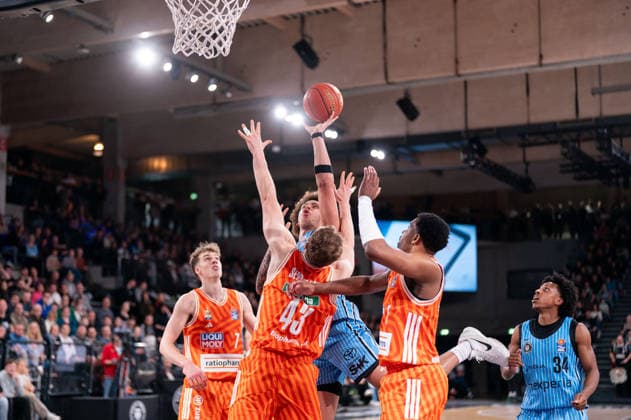 Zacharie Perrin (Veolia Towers Hamburg, 52) beim Wurf, Christian Sengfelder (Ratiopharm Ulm, 43), Justin Simon (Ratiopharm Ulm, 15), GER, Veolia Towers Hamburg vs Ratiopharm Ulm, Basketball, Bundesliga, Spieltag 16, Saison 2025 2026, 18.01.2026 GER, Veolia Towers Hamburg vs Ratiopharm Ulm, Basketball, Bundesliga, Spieltag 16, Saison 2025 2026, 18.01.2026 Hamburg Copyright: xEibner-Pressefoto MaxxVincenx EP_MVN