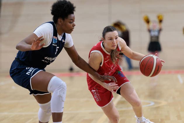 Khalis Cain (Lions, 5), Alice Recanati (HTC, 30), Syntainics MBC vs. Herner TC, Frauen, Basketball, 1. Bundesliga, DBBL, Hauptrunde, 15. Spieltag, Saison 2025 26, 18.01.2026. Halle SWH Arena Sachsen-Anhalt Deutschland