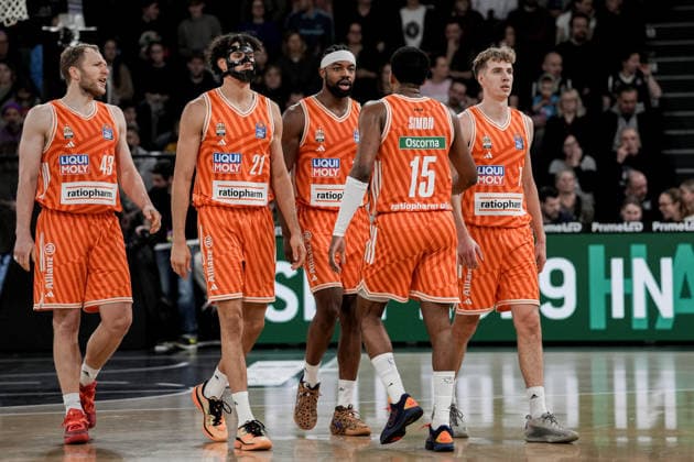 Deutschland: easyCredit BBL, Hauptrunde 2025 26, 16. Spieltag Veolia Towers Hamburg vs ratiopharm ulm Inselpark Arena (Hamburg): Christian Sengfelder (ratiopharm ulm, 43), Justin Simon (ratiopharm ulm, 15), Alec Anigbata (ratiopharm ulm, 21), Tobias Jensen (ratiopharm ulm, 7), Malik Osborne (ratiopharm ulm, 10) Copyright: xStefanxTrochax