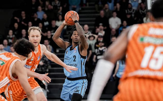 Deutschland: easyCredit BBL, Hauptrunde 2025 26, 16. Spieltag Veolia Towers Hamburg vs ratiopharm ulm Inselpark Arena (Hamburg): Leonard Thorpe Jr. (Veolia Towers Hamburg, 2), Justin Simon (ratiopharm ulm, 15), Christian Sengfelder (ratiopharm ulm, 43) Copyright: xStefanxTrochax