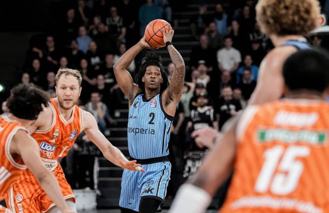 Deutschland: easyCredit BBL, Hauptrunde 2025 26, 16. Spieltag Veolia Towers Hamburg vs ratiopharm ulm Inselpark Arena (Hamburg): Leonard Thorpe Jr. (Veolia Towers Hamburg, 2), Justin Simon (ratiopharm ulm, 15), Christian Sengfelder (ratiopharm ulm, 43), Zacharie Perrin (Veolia Towers Hamburg, 52), Alec Anigbata (ratiopharm ulm, 21) Copyright: xStefanxTrochax