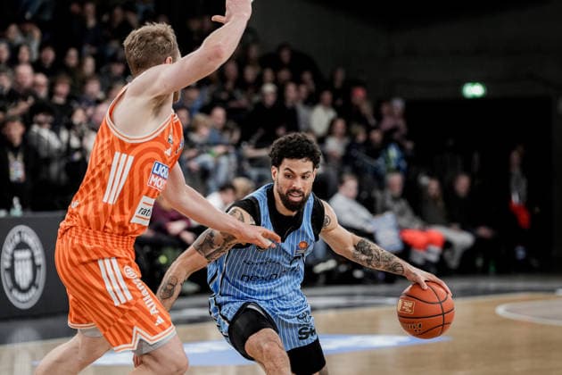 Deutschland: easyCredit BBL, Hauptrunde 2025 26, 16. Spieltag Veolia Towers Hamburg vs ratiopharm ulm Inselpark Arena (Hamburg): Devon Daniels (Veolia Towers Hamburg, 21), Christian Sengfelder (ratiopharm ulm, 43) Copyright: xStefanxTrochax