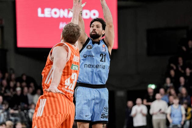 Deutschland: easyCredit BBL, Hauptrunde 2025 26, 16. Spieltag Veolia Towers Hamburg vs ratiopharm ulm Inselpark Arena (Hamburg): Devon Daniels (Veolia Towers Hamburg, 21), Christian Sengfelder (ratiopharm ulm, 43) Copyright: xStefanxTrochax