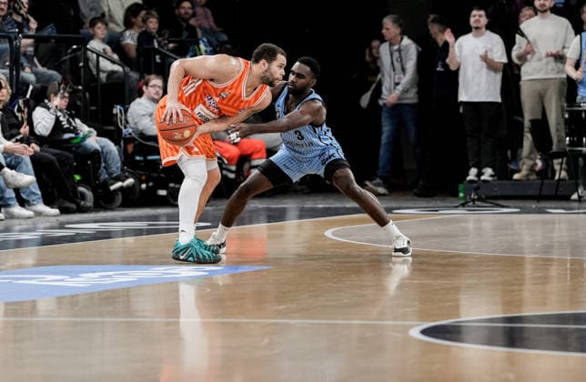 Deutschland: easyCredit BBL, Hauptrunde 2025 26, 16. Spieltag Veolia Towers Hamburg vs ratiopharm ulm Inselpark Arena (Hamburg): Christopher Ledlum (ratiopharm ulm, 4), Osaro Jürgen Rich (Veolia Towers Hamburg, 3) Copyright: xStefanxTrochax