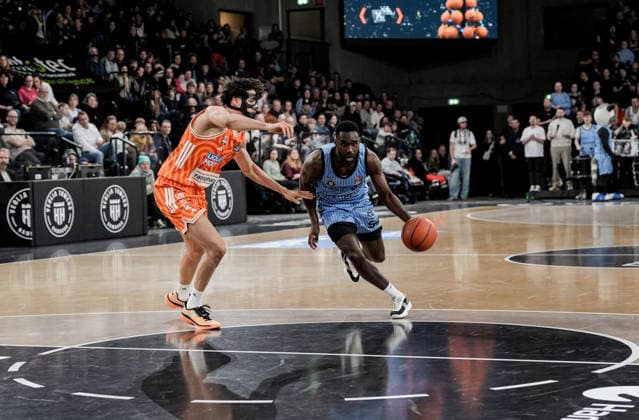 Deutschland: easyCredit BBL, Hauptrunde 2025 26, 16. Spieltag Veolia Towers Hamburg vs ratiopharm ulm Inselpark Arena (Hamburg): Alec Anigbata (ratiopharm ulm, 21), Osaro Jürgen Rich (Veolia Towers Hamburg, 3) Copyright: xStefanxTrochax