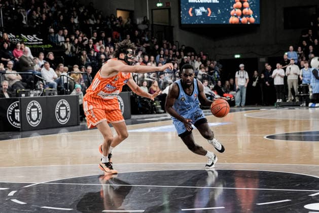Deutschland: easyCredit BBL, Hauptrunde 2025 26, 16. Spieltag Veolia Towers Hamburg vs ratiopharm ulm Inselpark Arena (Hamburg): Alec Anigbata (ratiopharm ulm, 21), Osaro Jürgen Rich (Veolia Towers Hamburg, 3) Copyright: xStefanxTrochax