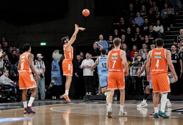 Deutschland: easyCredit BBL, Hauptrunde 2025 26, 16. Spieltag Veolia Towers Hamburg vs ratiopharm ulm Inselpark Arena (Hamburg): Justin Simon (ratiopharm ulm, 15), Alec Anigbata (ratiopharm ulm, 21), Tobias Jensen (ratiopharm ulm, 7), Christopher Ledlum (ratiopharm ulm, 4) Copyright: xStefanxTrochax