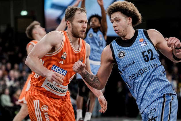 Deutschland: easyCredit BBL, Hauptrunde 2025 26, 16. Spieltag Veolia Towers Hamburg vs ratiopharm ulm Inselpark Arena (Hamburg): Christopher Ledlum (ratiopharm ulm, 4), Zacharie Perrin (Veolia Towers Hamburg, 52), Ross Williams (Veolia Towers Hamburg, 34) Copyright: xStefanxTrochax