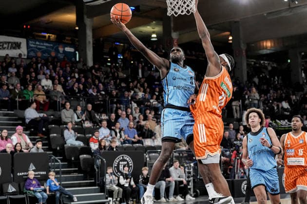Deutschland: easyCredit BBL, Hauptrunde 2025 26, 16. Spieltag Veolia Towers Hamburg vs ratiopharm ulm Inselpark Arena (Hamburg): Osaro Jürgen Rich (Veolia Towers Hamburg, 3), Malik Osborne (ratiopharm ulm, 10), Zacharie Perrin (Veolia Towers Hamburg, 52), Justin Simon (ratiopharm ulm, 15) Copyright: xStefanxTrochax