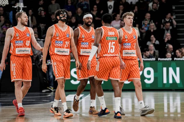 Deutschland: easyCredit BBL, Hauptrunde 2025 26, 16. Spieltag Veolia Towers Hamburg vs ratiopharm ulm Inselpark Arena (Hamburg): Christian Sengfelder (ratiopharm ulm, 43), Justin Simon (ratiopharm ulm, 15), Alec Anigbata (ratiopharm ulm, 21), Tobias Jensen (ratiopharm ulm, 7), Malik Osborne (ratiopharm ulm, 10) Copyright: xStefanxTrochax