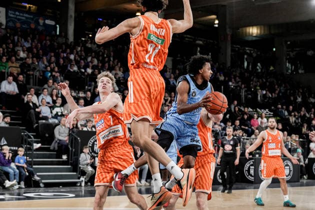 Deutschland: easyCredit BBL, Hauptrunde 2025 26, 16. Spieltag Veolia Towers Hamburg vs ratiopharm ulm Inselpark Arena (Hamburg): Alec Anigbata (ratiopharm ulm, 21), Tobias Jensen (ratiopharm ulm, 7), Christian Sengfelder (ratiopharm ulm, 43), Ross Williams (Veolia Towers Hamburg, 34) Copyright: xStefanxTrochax