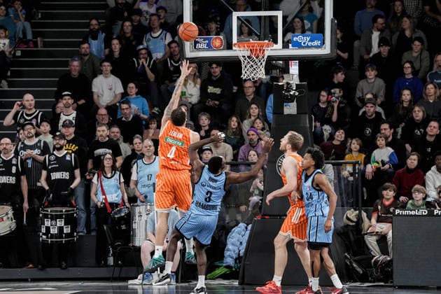 Deutschland: easyCredit BBL, Hauptrunde 2025 26, 16. Spieltag Veolia Towers Hamburg vs ratiopharm ulm Inselpark Arena (Hamburg): Christopher Ledlum (ratiopharm ulm, 4), Osaro Jürgen Rich (Veolia Towers Hamburg, 3), Ross Williams (Veolia Towers Hamburg, 34), Christian Sengfelder (ratiopharm ulm, 43) Copyright: xStefanxTrochax