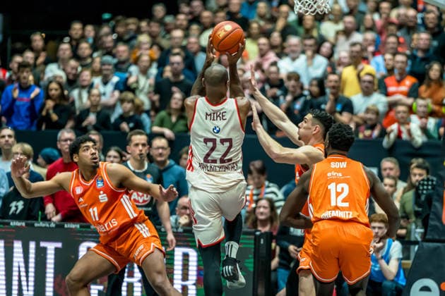 Chemnitz, Deutschland 18. Januar 2026: 1.BBL - 2025 2026 - Niners Chemnitz vs. FC Bayern München Im Bild: Isiaha Mike (FCB) 2.v.li. setzt zu einem Dunking an Copyright: xFotostandx xNachtigallx