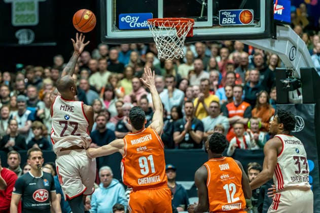 Chemnitz, Deutschland 18. Januar 2026: 1.BBL - 2025 2026 - Niners Chemnitz vs. FC Bayern München Im Bild: v. li. im Zweikampf Isiaha Mike (FCB) und Julian Steinfeld (99) Copyright: xFotostandx xNachtigallx