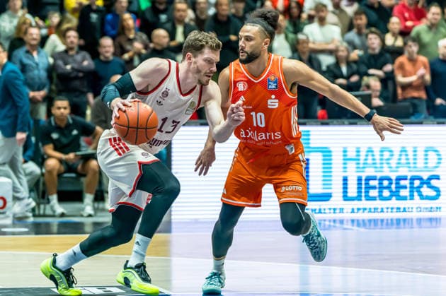 Chemnitz, Deutschland 18. Januar 2026: 1.BBL - 2025 2026 - Niners Chemnitz vs. FC Bayern München Im Bild: v. li. im Zweikampf Andreas Obst (FCB) und Kaza Kajami-Keane (99) Copyright: xFotostandx xNachtigallx