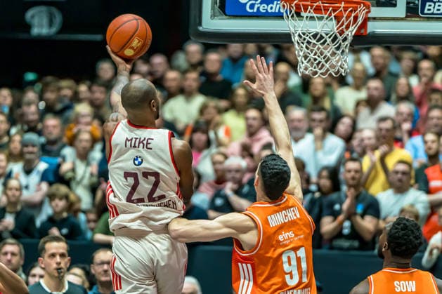 Chemnitz, Deutschland 18. Januar 2026: 1.BBL - 2025 2026 - Niners Chemnitz vs. FC Bayern München Im Bild: v. li. im Zweikampf Isiaha Mike (FCB) und Yordan Minchev (99) am Korb Copyright: xFotostandx xNachtigallx
