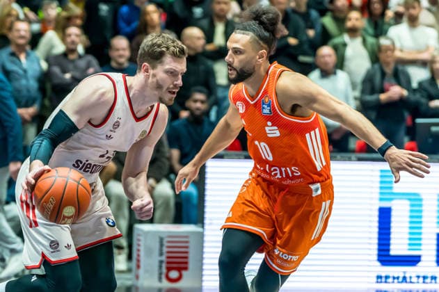 Chemnitz, Deutschland 18. Januar 2026: 1.BBL - 2025 2026 - Niners Chemnitz vs. FC Bayern München Im Bild: v. li. im Zweikampf Andreas Obst (FCB) und Kaza Kajami-Keane (99) Copyright: xFotostandx xNachtigallx