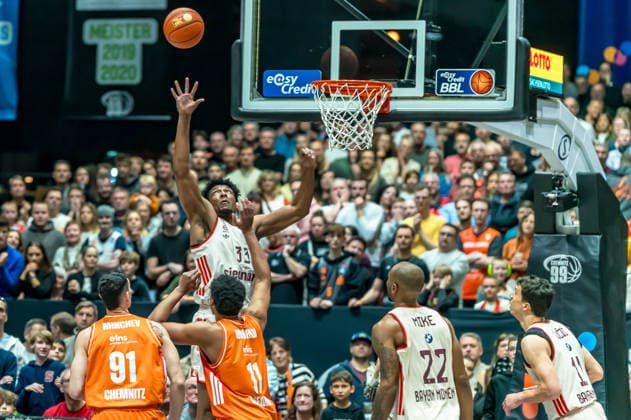 Chemnitz, Deutschland 18. Januar 2026: 1.BBL - 2025 2026 - Niners Chemnitz vs. FC Bayern München Im Bild: David McCormack (FCB) 2.v.li. setzt zu einem Dunking an Copyright: xFotostandx xNachtigallx