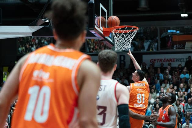 Chemnitz, Deutschland 18. Januar 2026: 1.BBL - 2025 2026 - Niners Chemnitz vs. FC Bayern München Im Bild: Yordan Minchev (99) 3.v.li. mit einem 2 Points Wurf Copyright: xFotostandx xNachtigallx