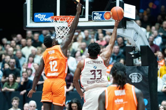 Chemnitz, Deutschland 18. Januar 2026: 1.BBL - 2025 2026 - Niners Chemnitz vs. FC Bayern München Im Bild: v. li. im Zweikampf Amadou Sow (99) und David McCormack (FCB) Copyright: xFotostandx xNachtigallx
