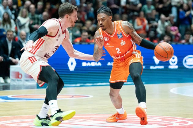 Chemnitz, Deutschland 18. Januar 2026: 1.BBL - 2025 2026 - Niners Chemnitz vs. FC Bayern München Im Bild: v. li. im Zweikampf Andreas Obst (FCB) und Aher Uguak (99) Copyright: xFotostandx xNachtigallx
