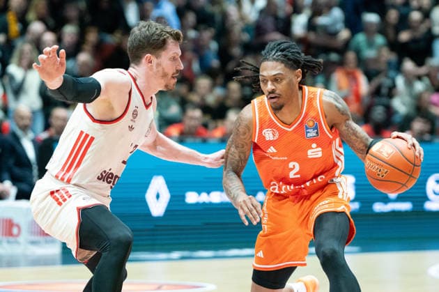 Chemnitz, Deutschland 18. Januar 2026: 1.BBL - 2025 2026 - Niners Chemnitz vs. FC Bayern München Im Bild: v. li. im Zweikampf Andreas Obst (FCB) und Aher Uguak (99) Copyright: xFotostandx xNachtigallx