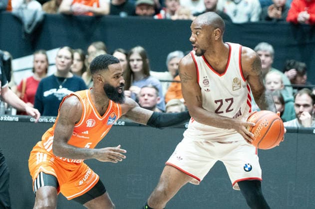 Chemnitz, Deutschland 18. Januar 2026: 1.BBL - 2025 2026 - Niners Chemnitz vs. FC Bayern München Im Bild: v. li. im Zweikampf Corey Davis (99) und Isiaha Mike (FCB) Copyright: xFotostandx xNachtigallx