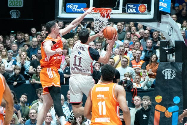 Chemnitz, Deutschland 18. Januar 2026: 1.BBL - 2025 2026 - Niners Chemnitz vs. FC Bayern München Im Bild: v. li. im Zweikampf Yordan Minchev (99) und Oscar da Silva (FCB) Copyright: xFotostandx xNachtigallx