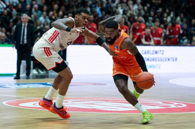 Chemnitz, Deutschland 18. Januar 2026: 1.BBL - 2025 2026 - Niners Chemnitz vs. FC Bayern München Im Bild: v. li. im Zweikampf Xavier Rathan-Mayes (FCB) und Corey Davis (99) Copyright: xFotostandx xNachtigallx