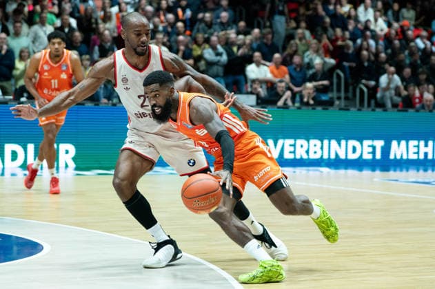 Chemnitz, Deutschland 18. Januar 2026: 1.BBL - 2025 2026 - Niners Chemnitz vs. FC Bayern München Im Bild: v. li. im Zweikampf Isiaha Mike (FCB) und Corey Davis (99) Copyright: xFotostandx xNachtigallx