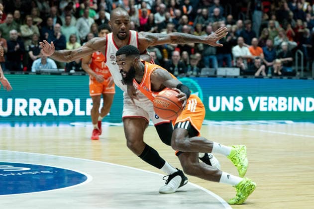 Chemnitz, Deutschland 18. Januar 2026: 1.BBL - 2025 2026 - Niners Chemnitz vs. FC Bayern München Im Bild: v. li. im Zweikampf Isiaha Mike (FCB) und Corey Davis (99) Copyright: xFotostandx xNachtigallx