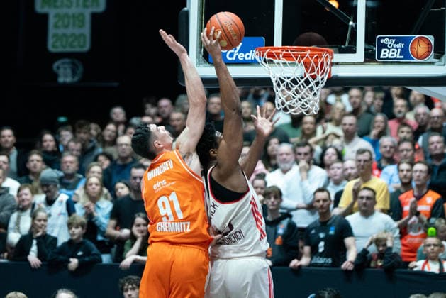 Chemnitz, Deutschland 18. Januar 2026: 1.BBL - 2025 2026 - Niners Chemnitz vs. FC Bayern München Im Bild: v. li. im Zweikampf Yordan Minchev (99) und David McCormack (FCB) Copyright: xFotostandx xNachtigallx