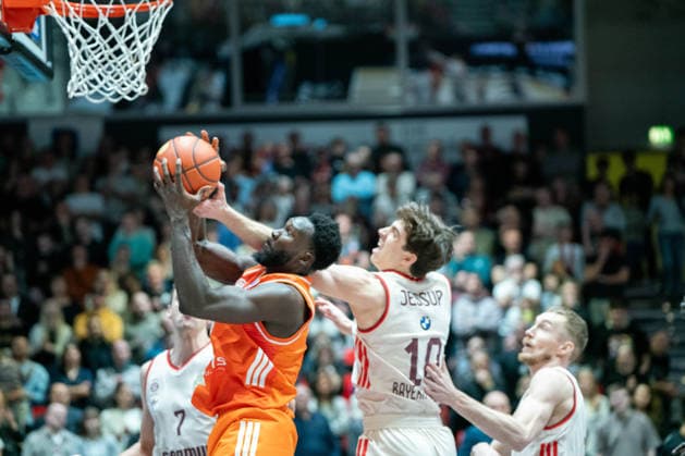 Chemnitz, Deutschland 18. Januar 2026: 1.BBL - 2025 2026 - Niners Chemnitz vs. FC Bayern München Im Bild: v. li. im Zweikampf Amadou Sow (99) und Justinian Jessup (FCB) Copyright: xFotostandx xNachtigallx