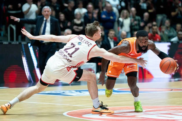 Chemnitz, Deutschland 18. Januar 2026: 1.BBL - 2025 2026 - Niners Chemnitz vs. FC Bayern München Im Bild: v. li. im Zweikampf Justus Hollatz (FCB) und Corey Davis (99) Copyright: xFotostandx xNachtigallx