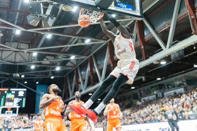 18.01.2026, xomx, Basketball easyCredit BBL Bundesliga, NINERS Chemnitz - FC Bayern München v.l. Dunking Wenyen Gabriel (Bayern München). Am Ball. Chemnitz