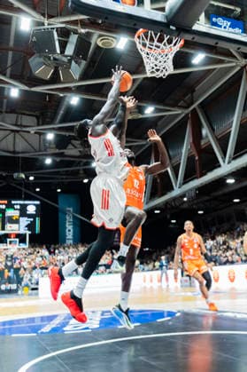 18.01.2026, xomx, Basketball easyCredit BBL Bundesliga, NINERS Chemnitz - FC Bayern München v.l. Dunking Wenyen Gabriel (Bayern München). Am Ball. Amadou Sow (Niners Chemnitz) Chemnitz