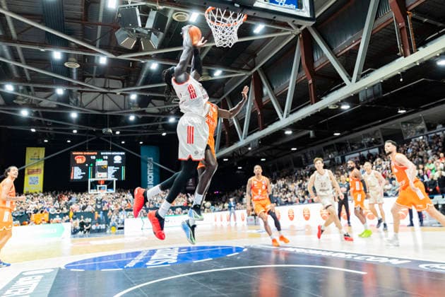 18.01.2026, xomx, Basketball easyCredit BBL Bundesliga, NINERS Chemnitz - FC Bayern München v.l. Dunking Wenyen Gabriel (Bayern München). Am Ball. Amadou Sow (Niners Chemnitz) Chemnitz