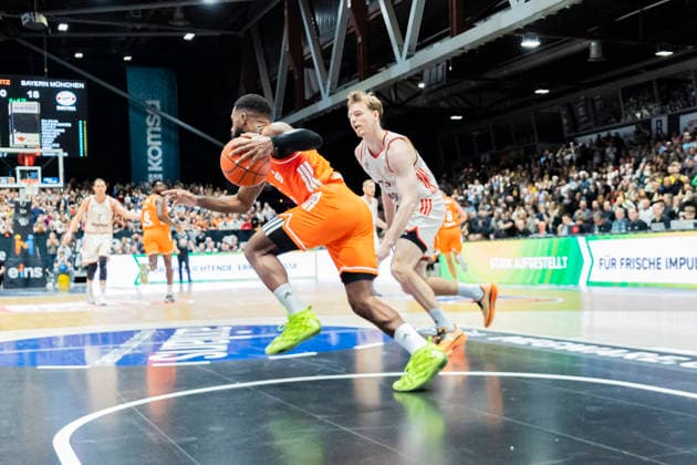 18.01.2026, xomx, Basketball easyCredit BBL Bundesliga, NINERS Chemnitz - FC Bayern München v.l. Zweikampf am Ball. Chemnitz