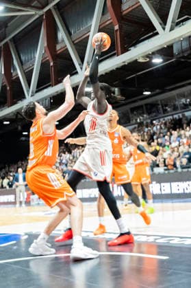 18.01.2026, xomx, Basketball easyCredit BBL Bundesliga, NINERS Chemnitz - FC Bayern München v.l. Jordan Schakel (Niners Chemnitz) und ?Oscar da Silva (Bayern München)? am Ball. Chemnitz