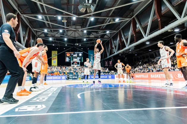 18.01.2026, xomx, Basketball easyCredit BBL Bundesliga, NINERS Chemnitz - FC Bayern München v.l. Freiwurf David McCormack (Bayern München). Totale, Uebersicht Chemnitz