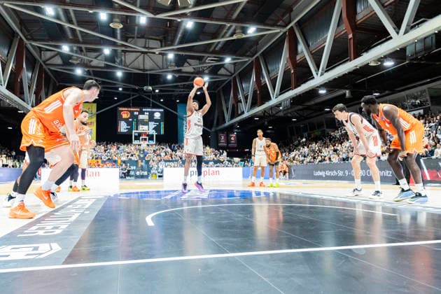 18.01.2026, xomx, Basketball easyCredit BBL Bundesliga, NINERS Chemnitz - FC Bayern München v.l. Freiwurf David McCormack (Bayern München). Totale, Uebersicht Chemnitz