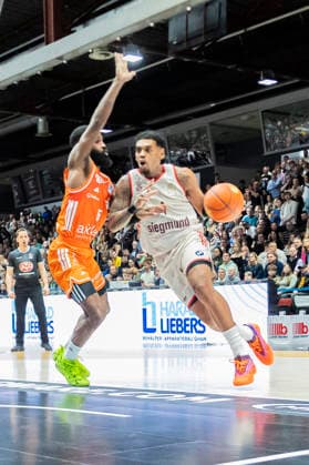 18.01.2026, xomx, Basketball easyCredit BBL Bundesliga, NINERS Chemnitz - FC Bayern München v.l. Xaviar Rathan-Mayes (Bayern München) und Corey Davis Jr. (Niners Chemnitz) im Zweikampf am Ball. Chemnitz
